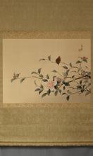 Lade das Bild in den Galerie-Viewer, Sasanqua Camellia and Small Bird - With signature Unshou 雲章 - Silk - Unshou(?-?) - Japan - Shōwa period (1926-1989)