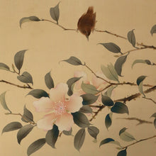 Lade das Bild in den Galerie-Viewer, Sasanqua Camellia and Small Bird - With signature Unshou 雲章 - Silk - Unshou(?-?) - Japan - Shōwa period (1926-1989)