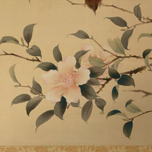 Lade das Bild in den Galerie-Viewer, Sasanqua Camellia and Small Bird - With signature Unshou 雲章 - Silk - Unshou(?-?) - Japan - Shōwa period (1926-1989)