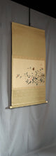 Carica l'immagine nel visualizzatore di Gallery, Sasanqua Camellia and Small Bird - With signature Unshou 雲章 - Silk - Unshou(?-?) - Japan - Shōwa period (1926-1989)
