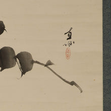 将图片加载到图库查看器，Fukada Chokujo (1861-1947),Camellia with a Broken Branch, Japanese hanging scroll

