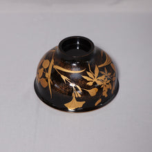 Lade das Bild in den Galerie-Viewer, Maki-e &quot;Maki-e Wood Bowl mit Pfingstrosen und Blumendesign&quot; spätes Edo-Zeit-Meiji-Ära
