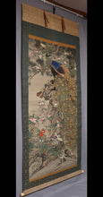 Lade das Bild in den Galerie-Viewer, Tani Bunchu (1823-1876) &quot;Blütenpflanzen, Pfauen und kleine Vögel unter einem Kiefern&quot; große hängende Schriftrolle, späte Edo Periode-Meiji-Ära
