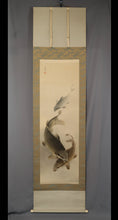 Carica l&#39;immagine nel visualizzatore di Gallery, Matsunaga Tensho (1884-1945) &quot;Tre carpe&quot; Taisho-showa era ＊ Long Hanging Scroll
