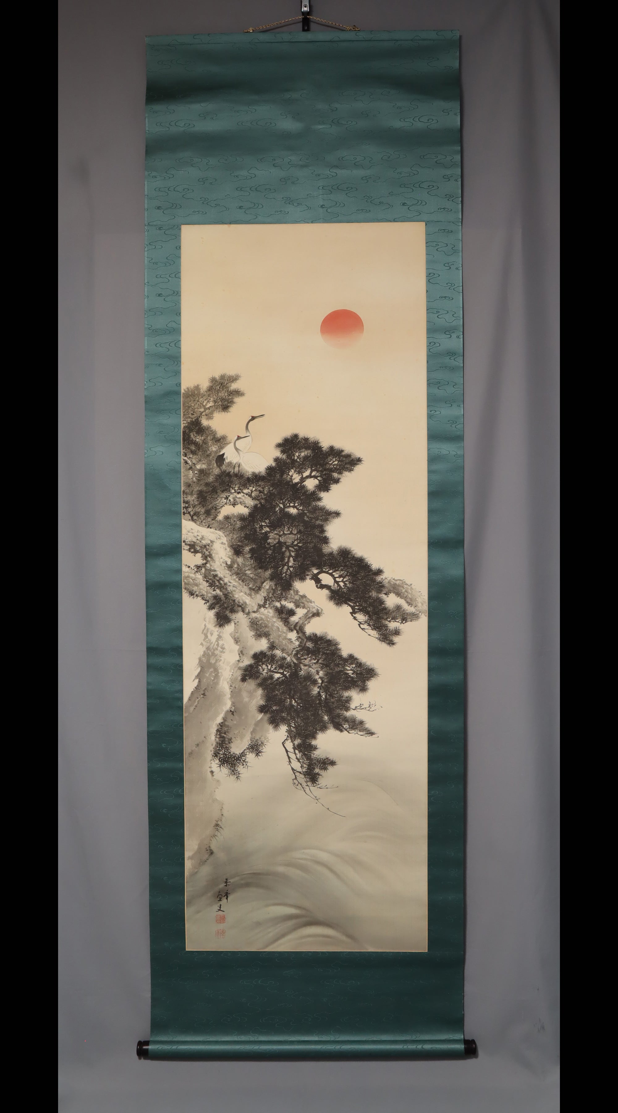 Imao Keinen（1845-1924）“早晨的阳光，松树和起重机”。 meiji-taisho时代大卷轴