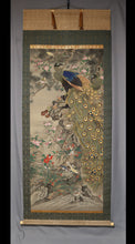 Afbeelding in Gallery-weergave laden, Tani Bunchu (1823-1876) &quot;Bloeiende planten, pauwen en kleine vogels onder een dennenboom&quot; grote hangende rol, late Edo-periode-meiji-tijdperk
